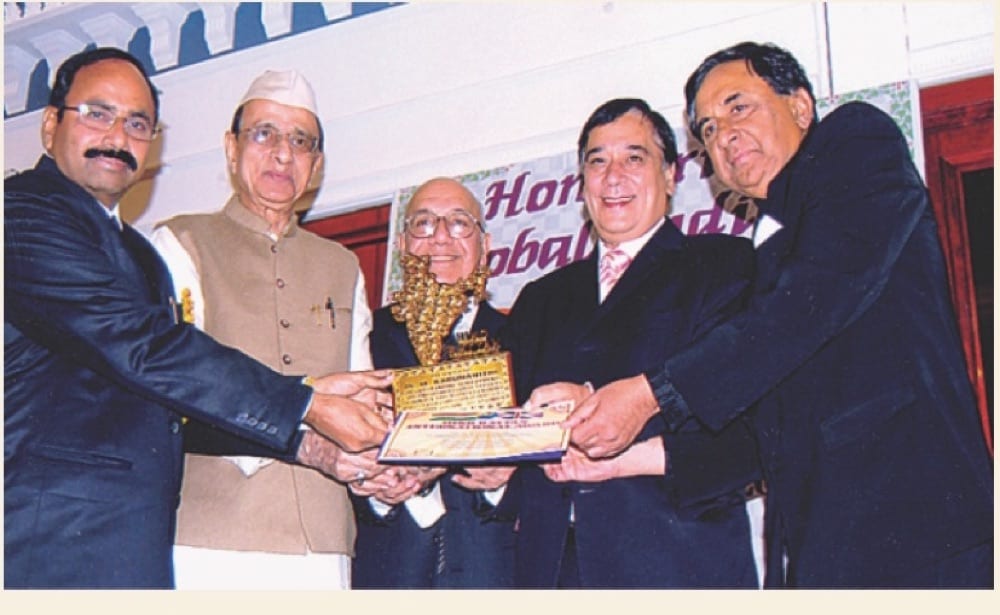 Prof. Dr. M. Karunanithi receiving the Hind Rattan International Award