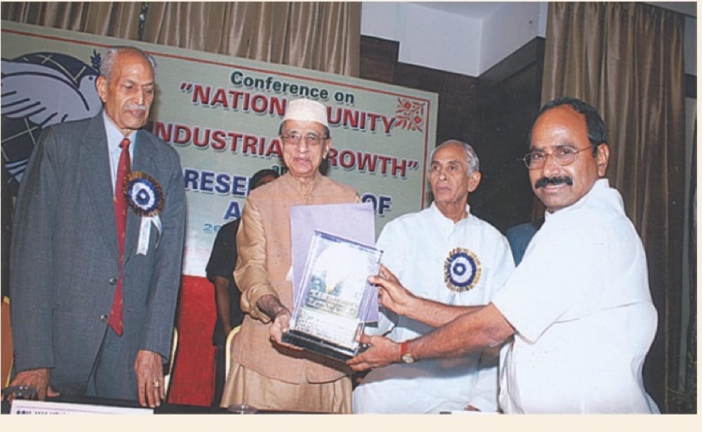 Prof. Dr. M. Karunanithi receiving the Rashtriya Ratan